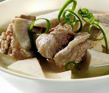 1055 01 Bí quyết nấu món Canh khoai môn nấu sườn